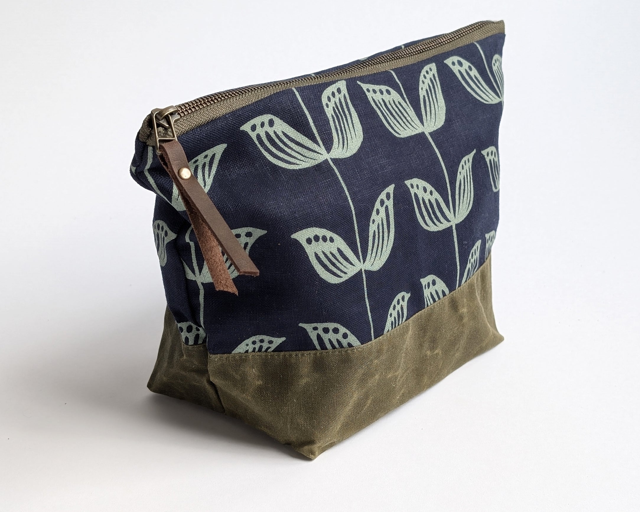 Traveler Pouch - Bloom Stems