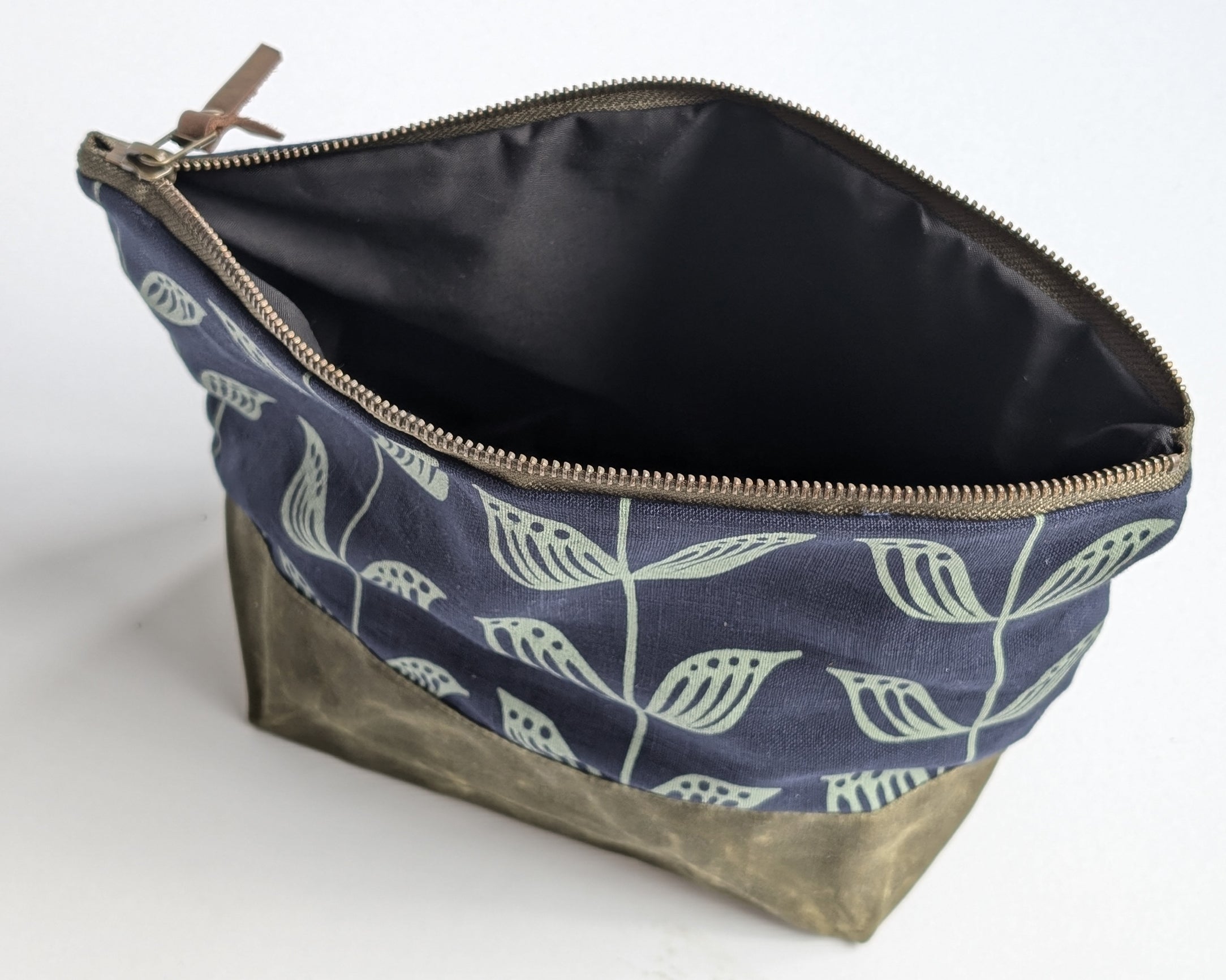 Traveler Pouch - Bloom Stems