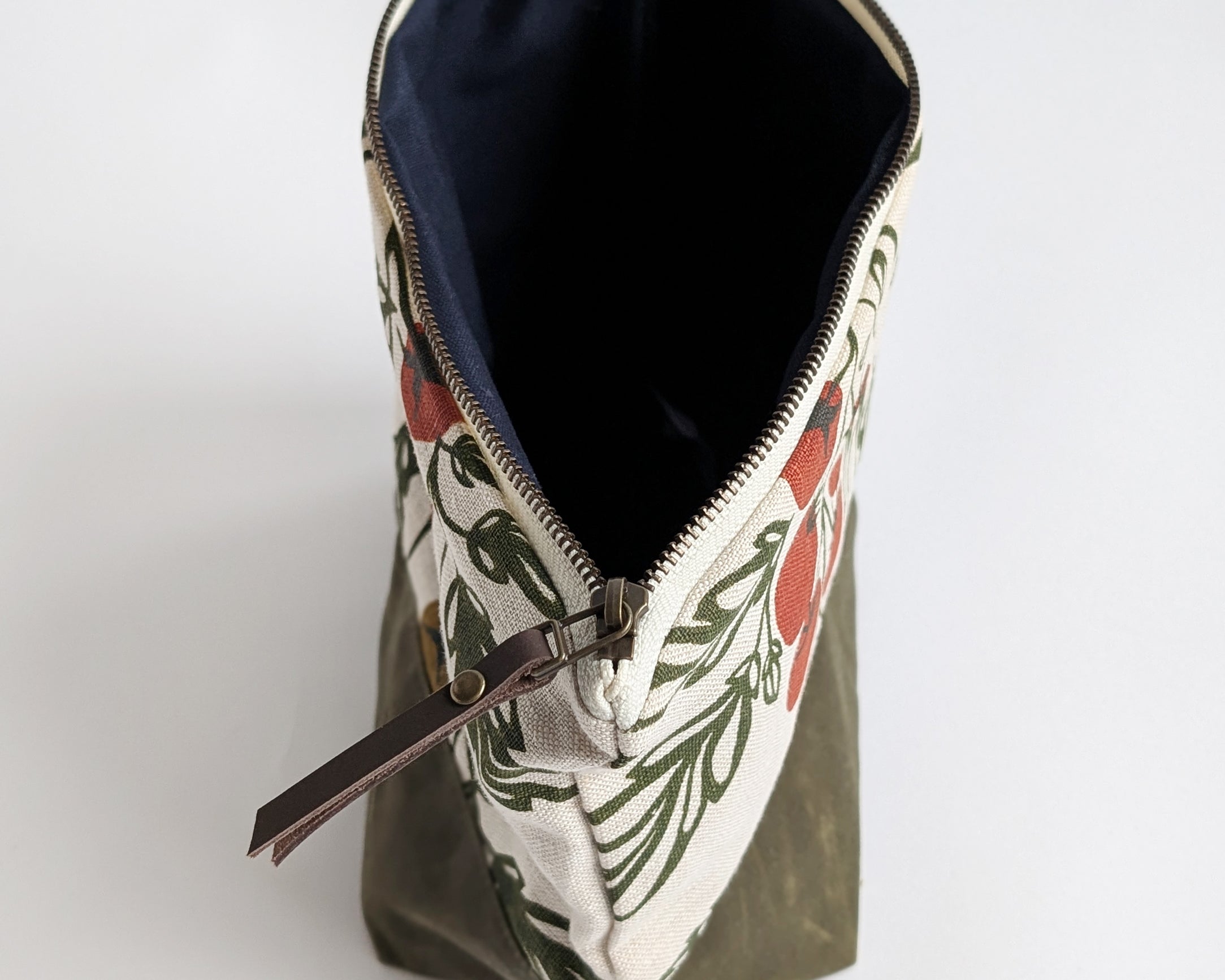 Traveler Pouch - Tomato Vine - Natural