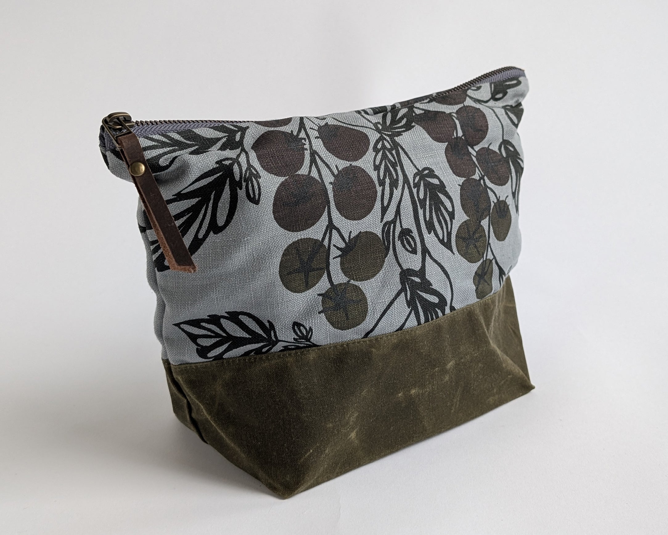 Traveler Pouch - Tomato Vine - Gray