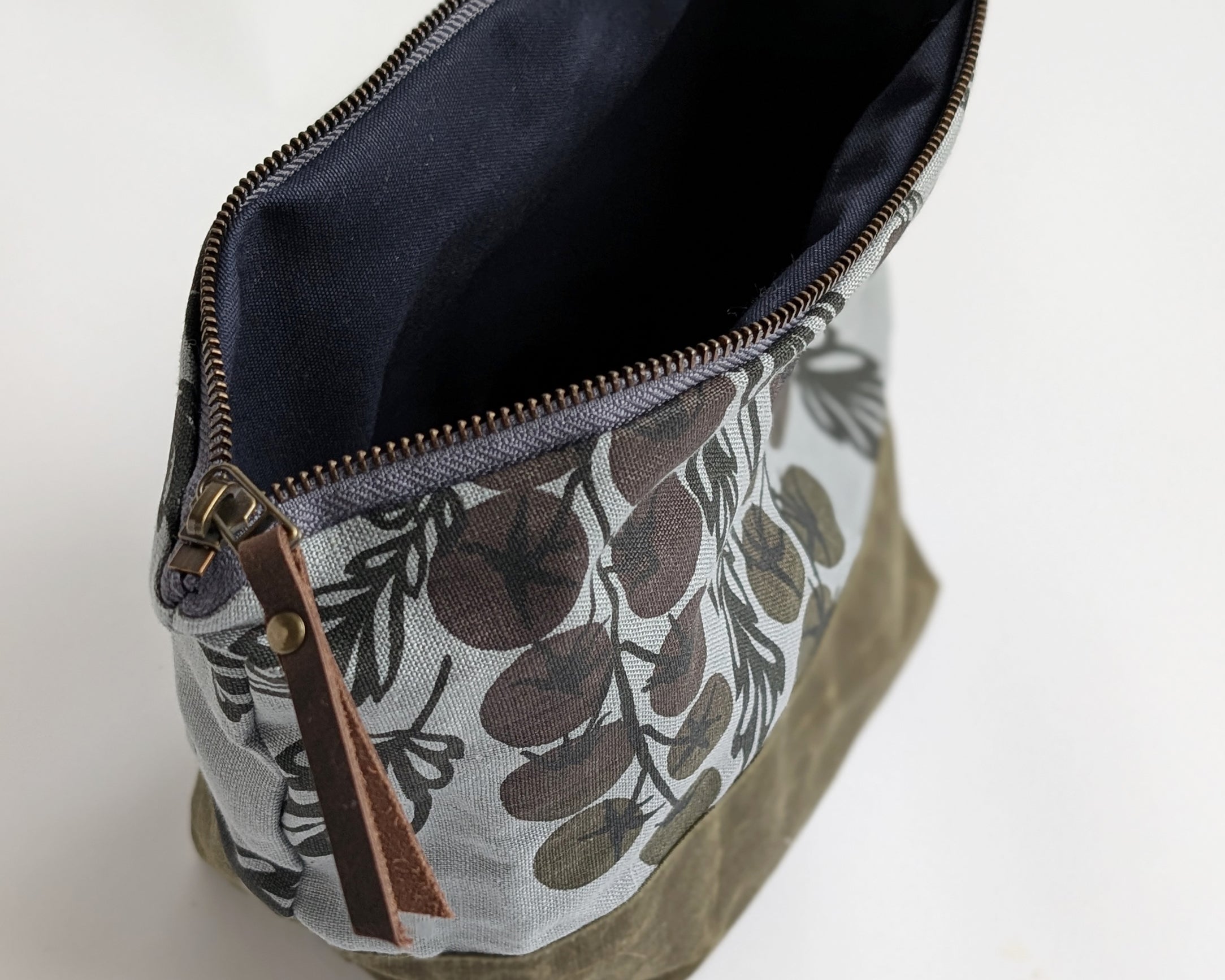 Traveler Pouch - Tomato Vine - Gray