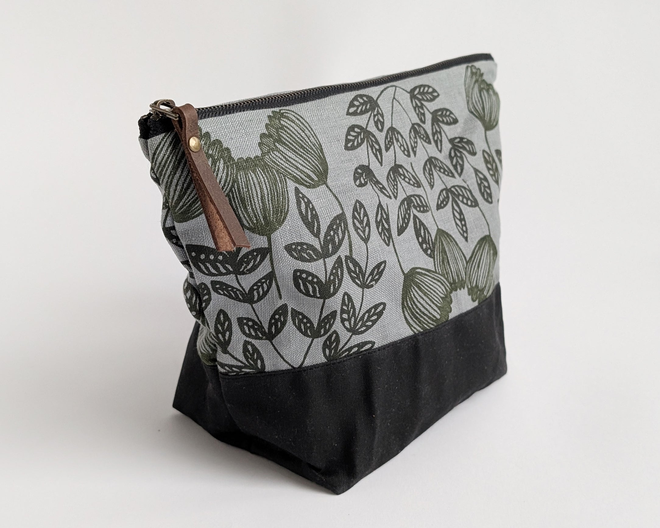 Traveler Pouch - Spring Garden