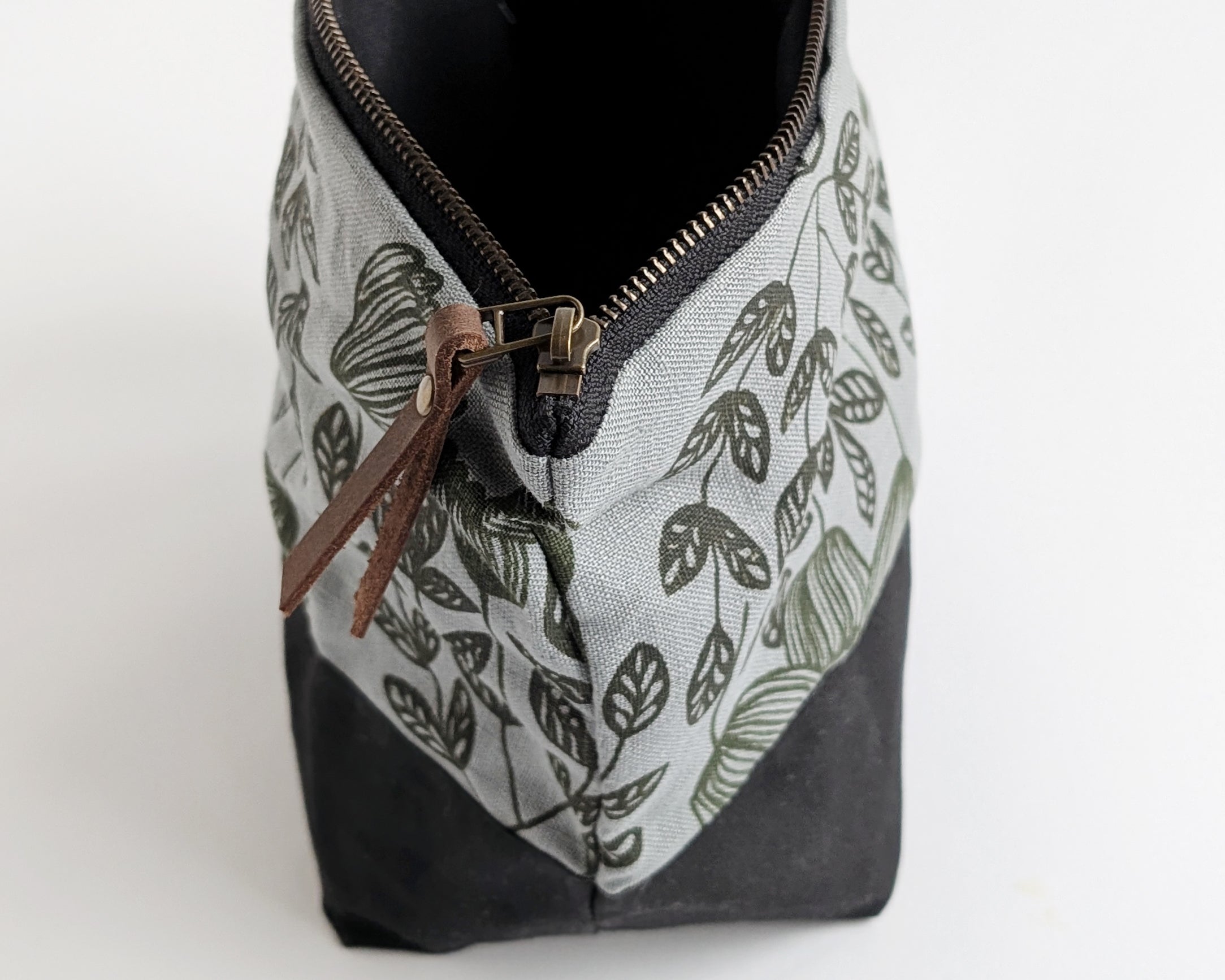 Traveler Pouch - Spring Garden