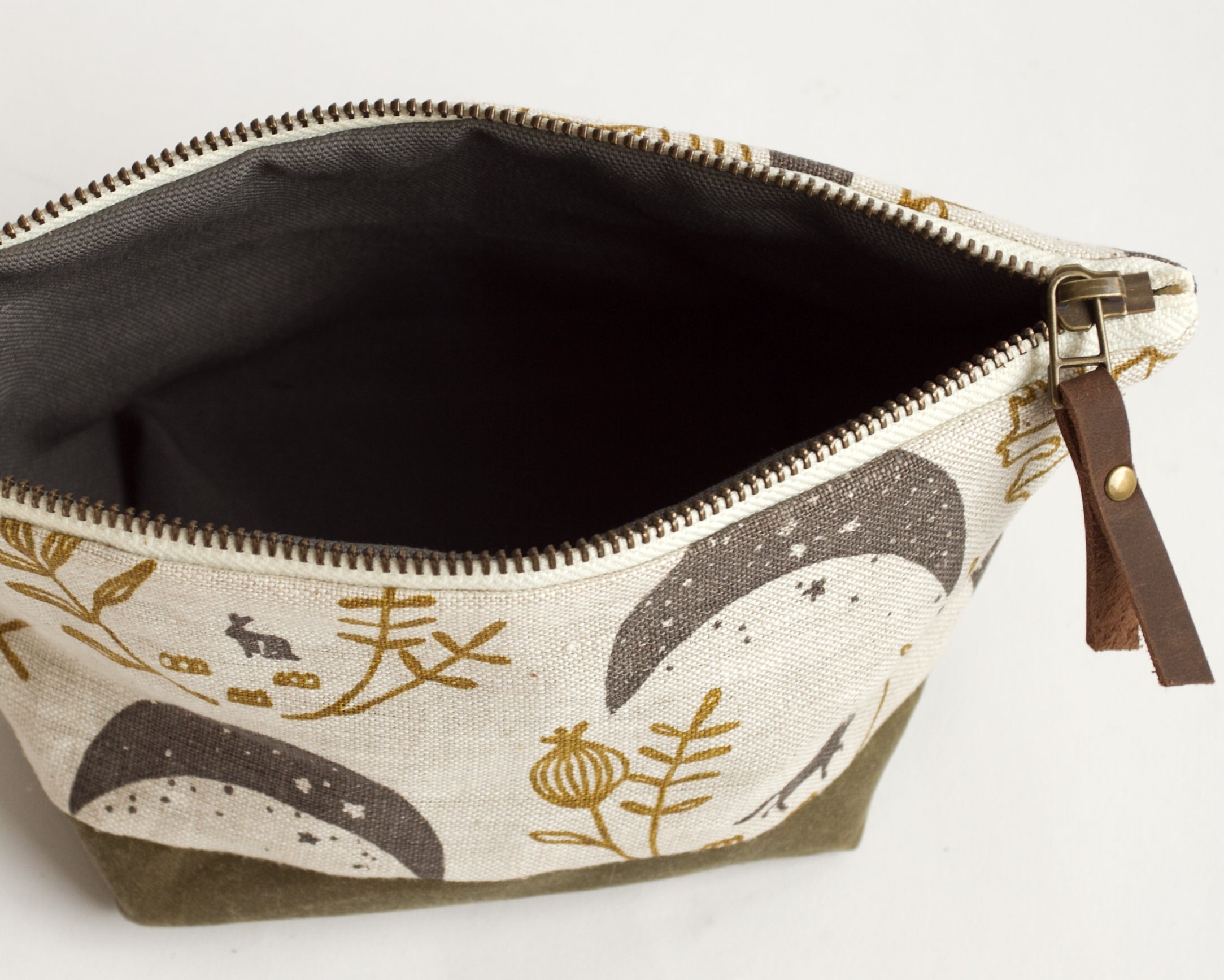 Small Traveler Pouch - Gray Moons